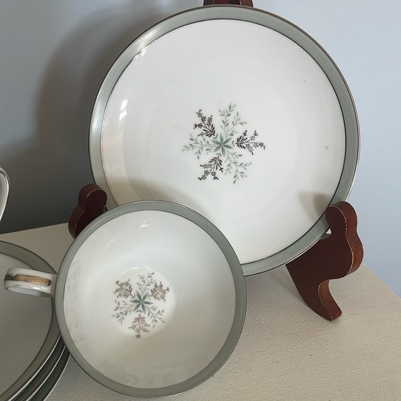 Noritake China Lucille pattern 4 cups & saucers white /grey gold trim - Picture 1 of 4